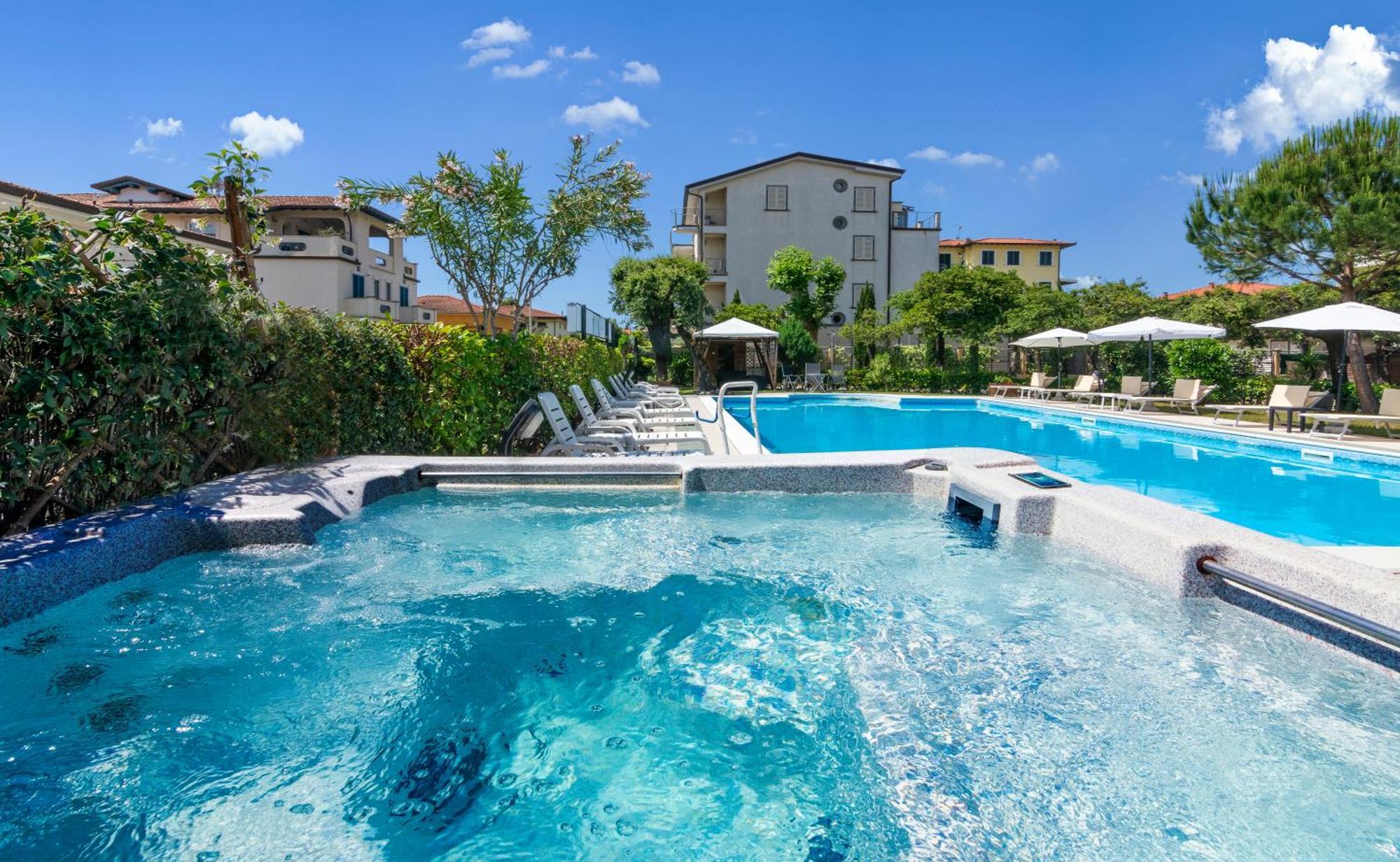 Hotel Apuana Марина-ди-Пьетрасанта Экстерьер фото
